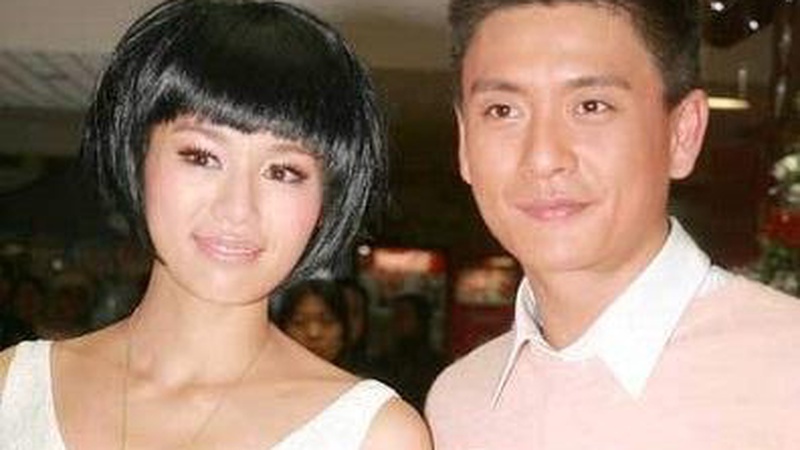 胡杏儿露背裙正面勒出赘肉,转身蝴蝶背惊艳逆袭扳回一城